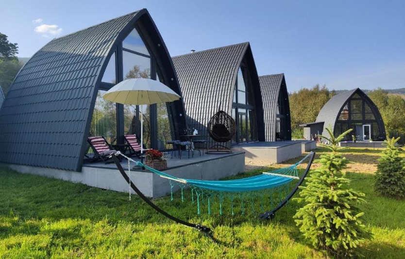 Огляд Black Dora — котедж у горах з джакузі та атмосферою релаксу